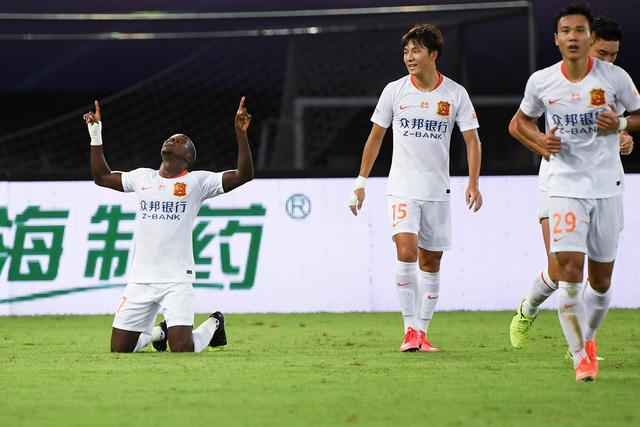 王哲林遭遇大腿拉伤 赛后被搀上救护车去医院